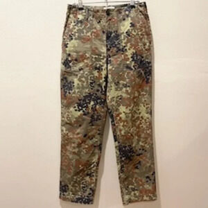 & Other Stories camouflage print pants. size 6 (US)